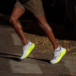 Triumph 22 - Chaussure de running Homme - White / Citron